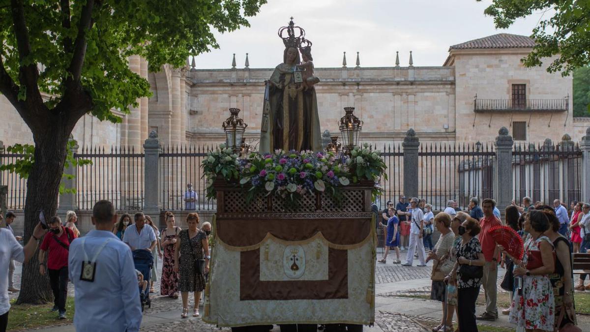 La Virgen del Carmen avanza hacia la plaza de Fray Diego de Deza