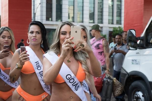 Las Miss Bumbum, a la caza de Pokémon