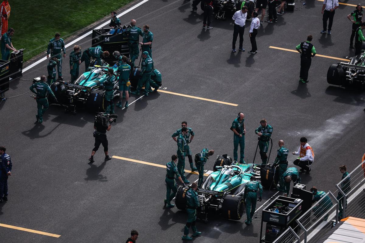 Fernando Alonso y Lance Stroll, los dos pilotos de Aston Martin, en la parrilla de salida del GP de China.