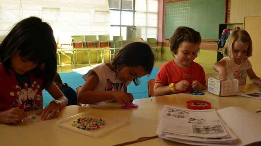 Los niños durante una de las actividades de refuerzo de lo aprendido en inglés.