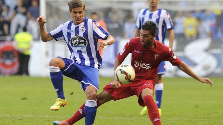 Wilk disputa el balón a un jugador del Sporting de Gijón en la final del año pasado.