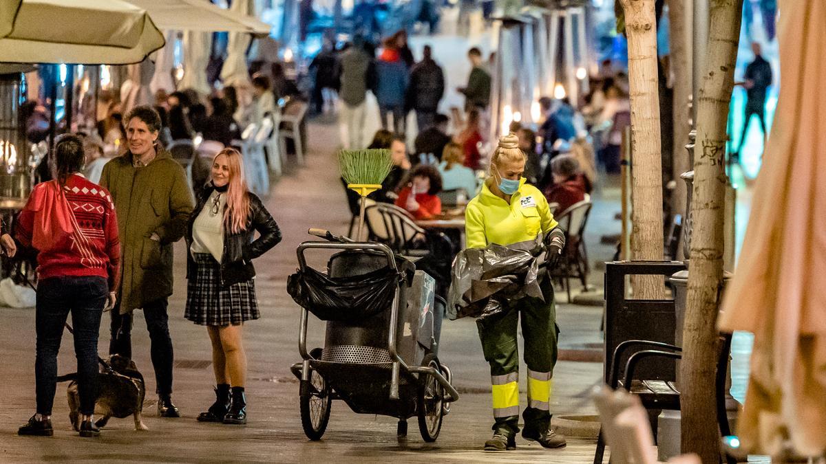 Una operaria del servicio de recogida de basura y limpieza viaria de Benidorm.