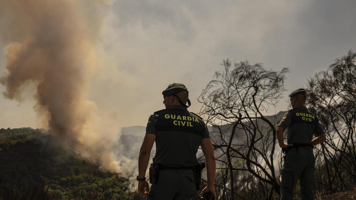 Agentes de la Guardia Civil, en Vilardevós, durante uno de los incendios que afectaron en agosto de 2025 a este municipio ourensano.