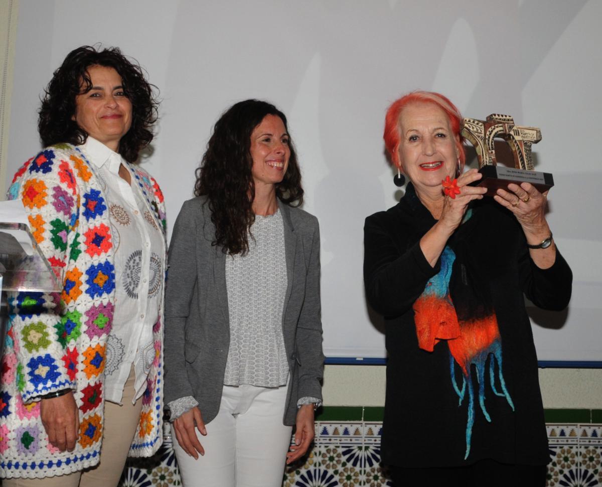 Rosa con el premio,  junto a Irene Guerrero, jefa de estudios; y Guadalupe Ramíerez, coordinadora de igualdad.