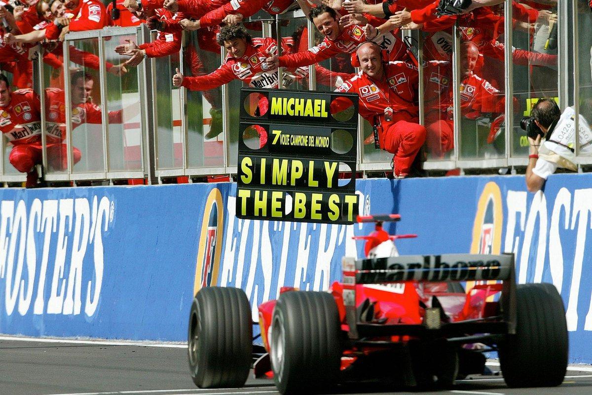 Michael Schumacher al ganar su séptimo título mundial de Fórmula 1, el quinto con Ferrari.