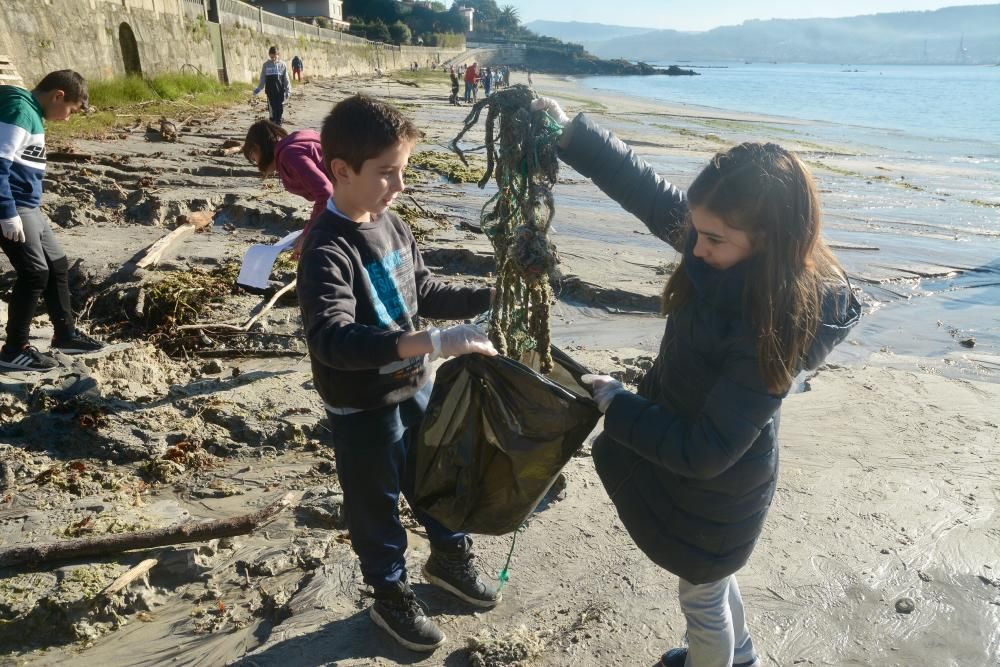 Escolares de Poio retiran de la playa de Chancelas hasta 400 kilos de basura