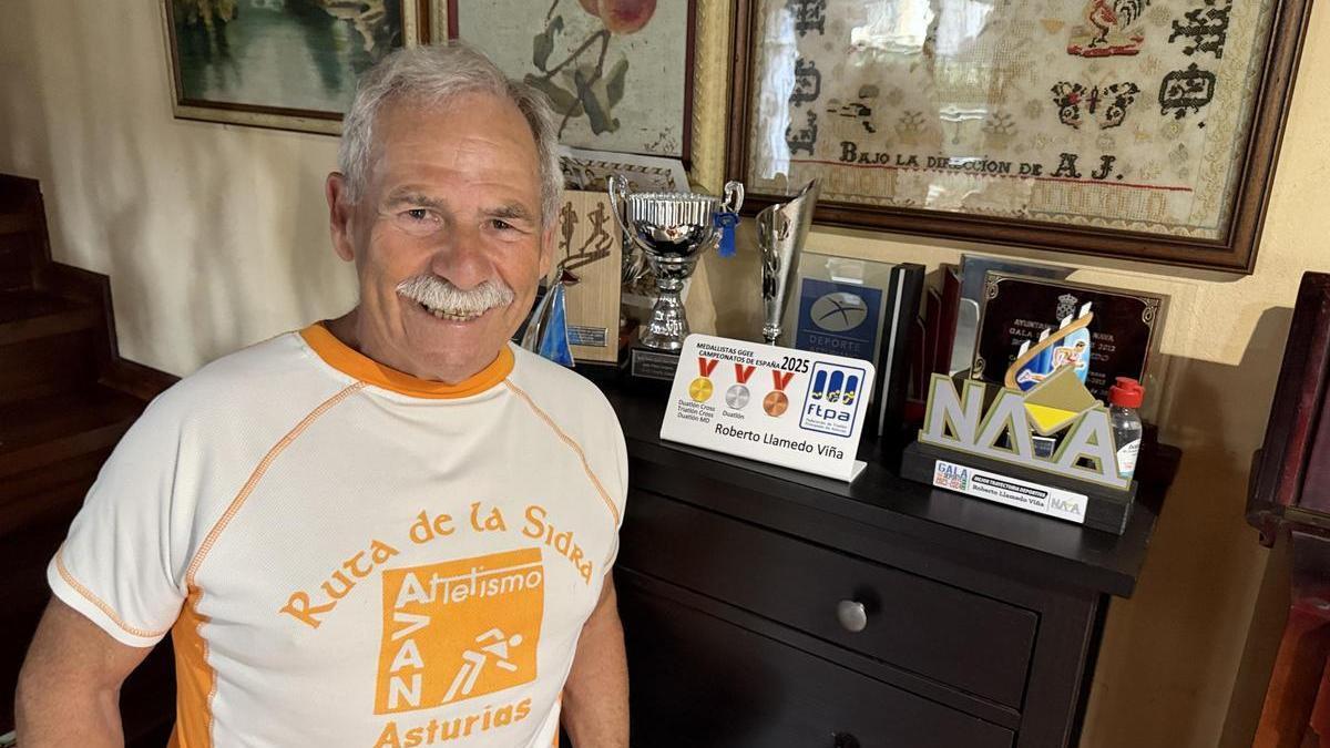 Roberto Llamedo en un rincón de su casa de Celoriu en el que guarda algunos de los muchos trofeos que ha ganado.