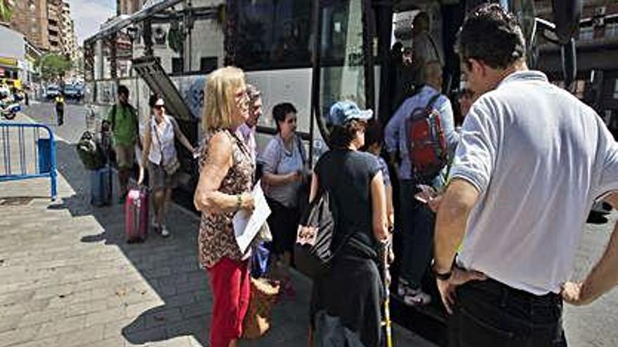 Los pasajeros del Talgo y Euromed viajan en bus a València.