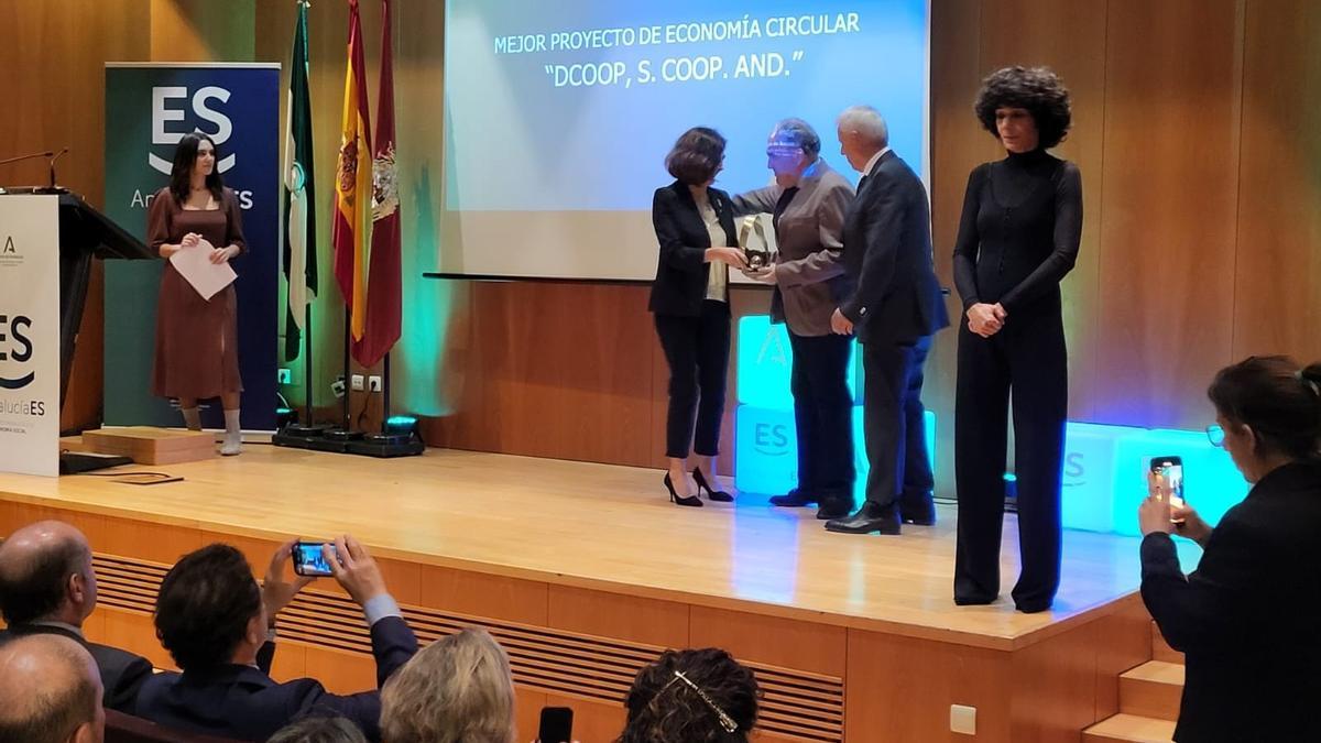 Antonio Luque recibe el premio Andalucía. es.