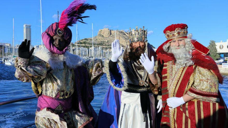 Los Reyes Magos a su llegada al puerto de Alicante