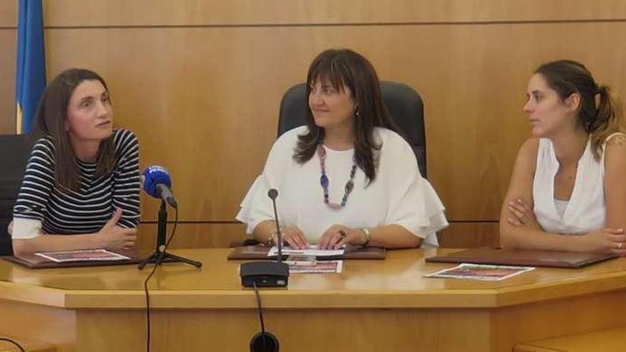 Verónica Gutiérrez, Amelia Fernández y Paula Cuervo, ayer, durante la presentación de la pregonera en el Ayuntamiento.