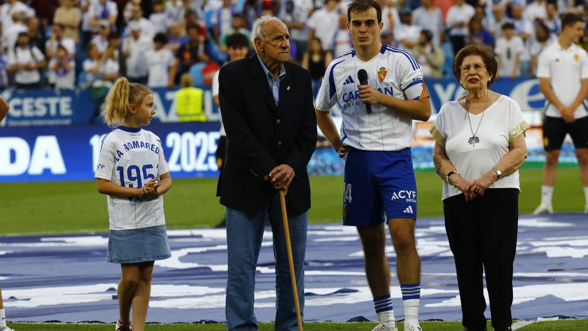 Francho, junto a Canario, en su alocución en el acto de despedida de La Romareda tras el partido.