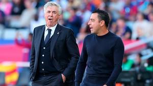 Xavi y Ancelotti, durante el clásico