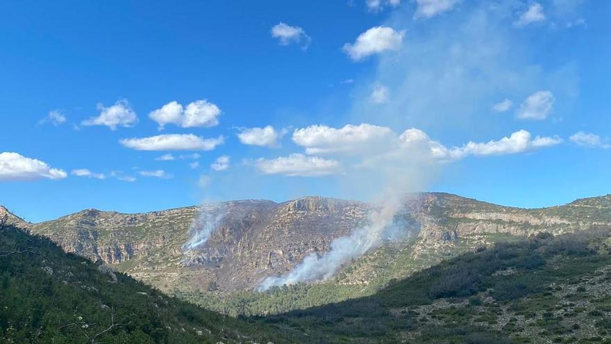 Medios aéreos trabajan en la extinción del incendio de Barx, en la montaña de Mondúver