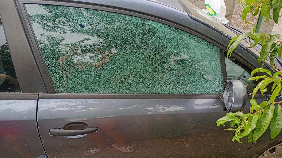 Uno de los impactos afectó a un vehículo que estaba estacionado en la finca.
