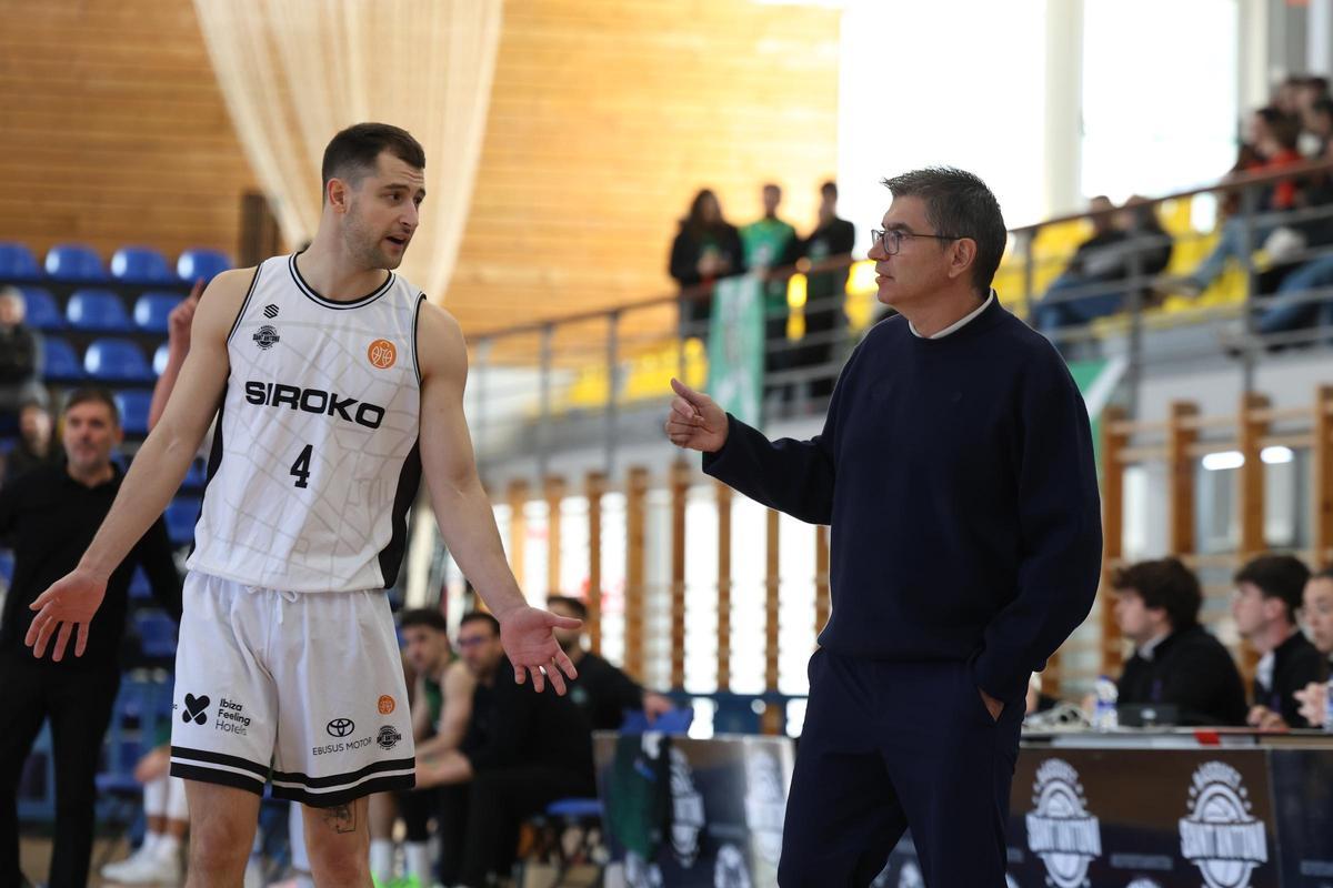 Gerard Blat recibiendo indicaciones de Josep Maria Berrocal en el partido ante el Albacete Baloncesto