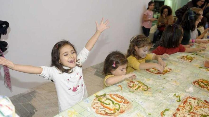 La pequeña Raquel, ayer, durante la elaboración de su &#039;pizza&#039;, en el taller de cocina de San Agustín.