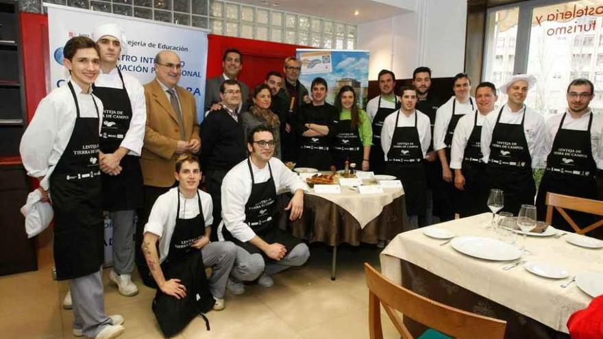Foto de familia de los participantes en el concurso de Cocina Lenteja de Tierra de Campos con los miembros del jurado y autoridades.