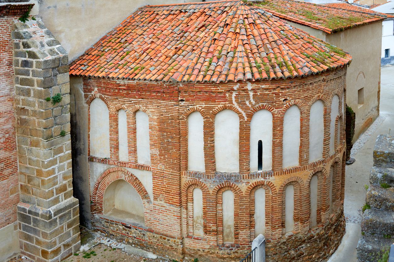 La iglesia sigue los esquemas típicos del románico mudéjar castellanoleonés.