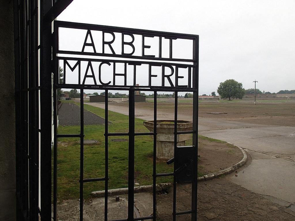 Puerta del Campo de Concentración de Sachsenhausen situado a menos de 40 kilómetro de Berlín