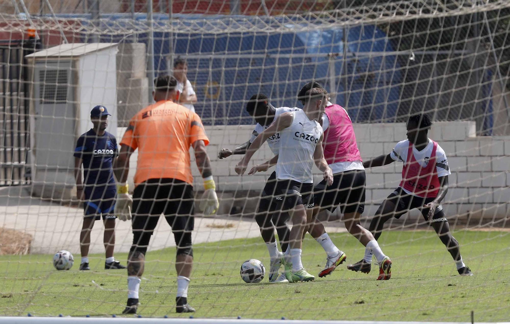 Entrenamiento del Valencia con Herrerín