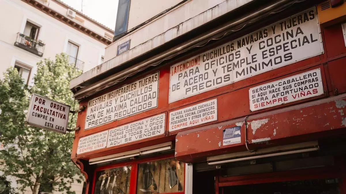 En el local todo el mobiliario es original, con 112 años de historia.