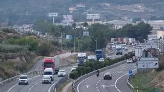 El accidente de un camión en Petrer causa una muerte y corta la autovía A-31 en dirección Alicante