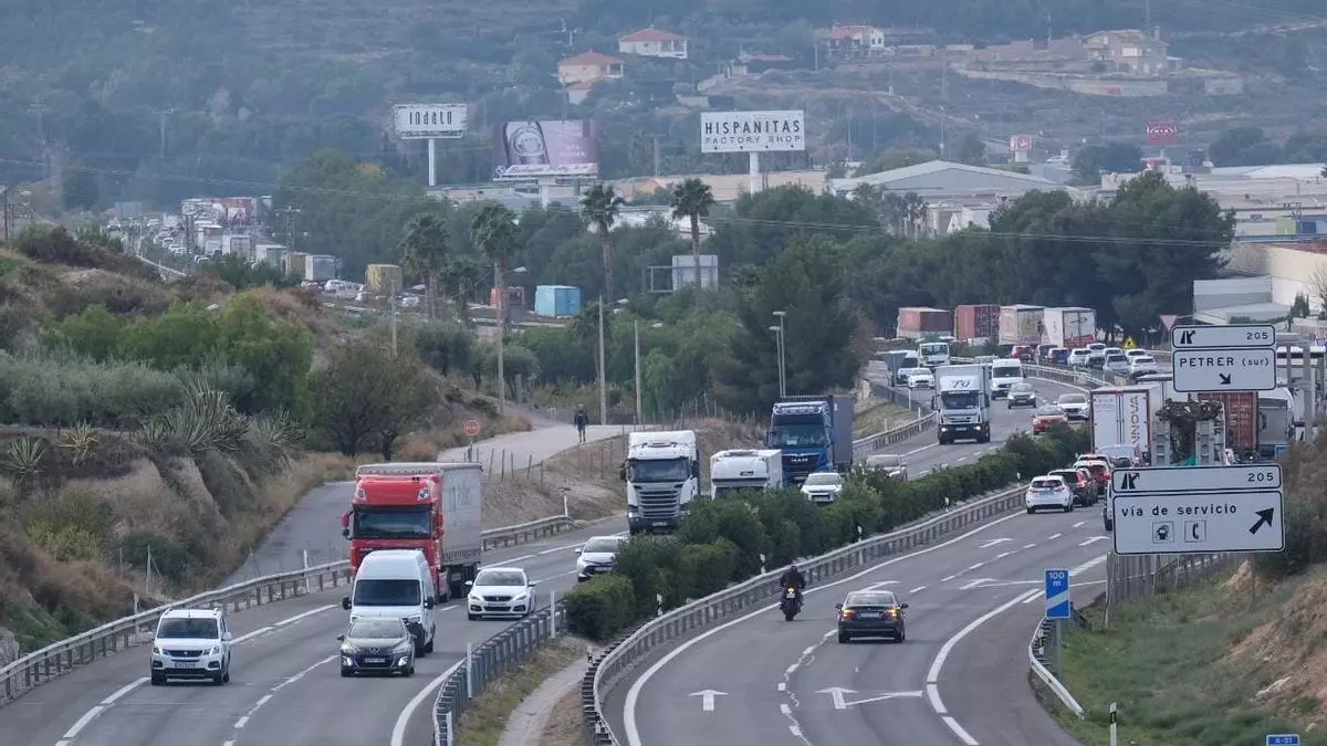 El accidente de un camión en Petrer causa una muerte y corta la autovía A-31 en dirección Alicante