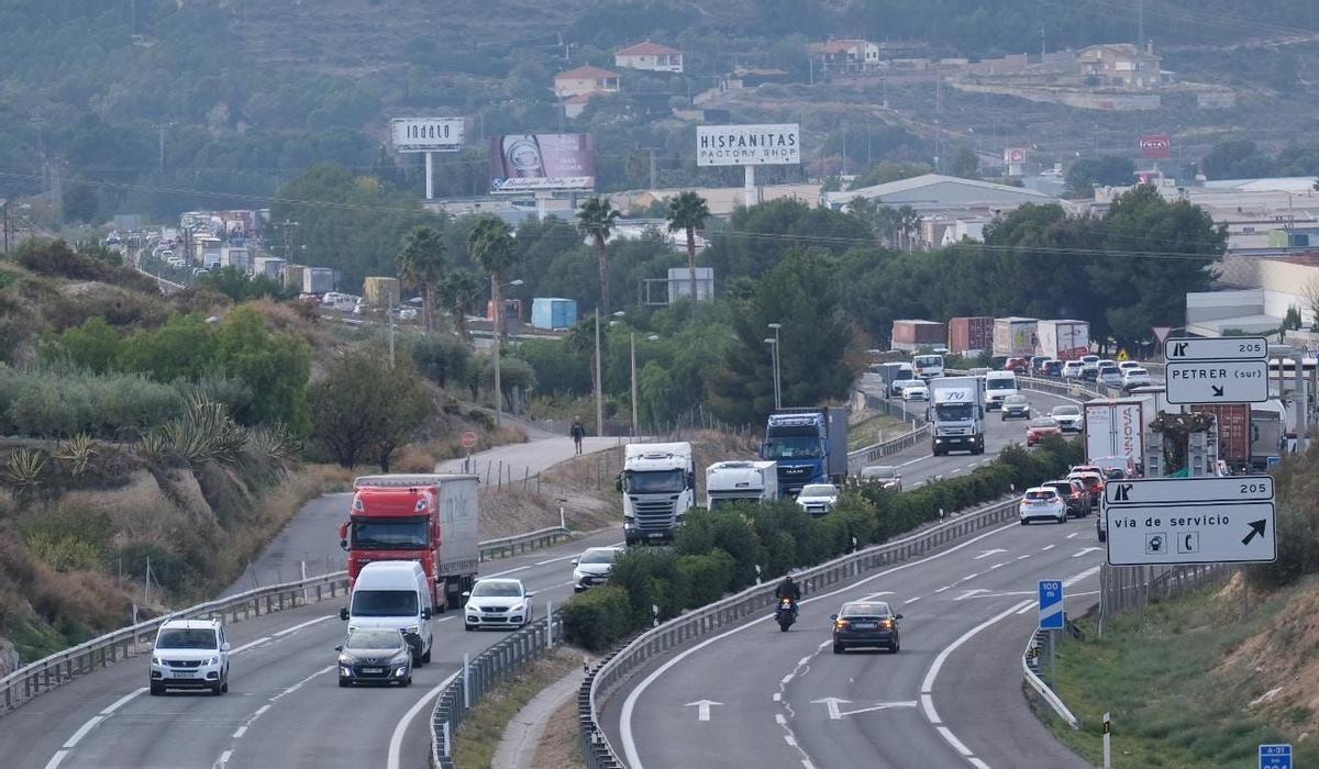 Accidente Alicante hoy El vuelco de un camión en Petrer causa una