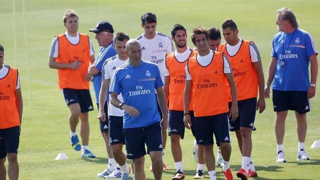 Zidane, en un entrenamiento con el primer equipo del Madrid.