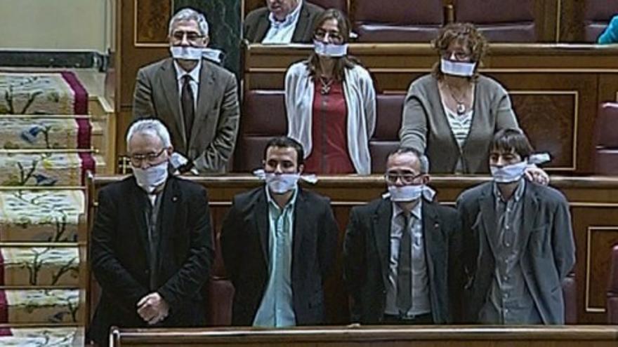 Una mordaza en la boca en el Congreso