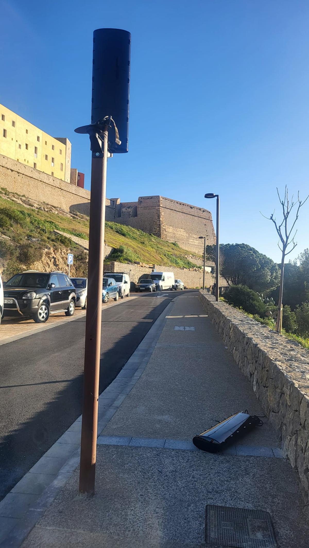 El viento estrozó un semáforo en Dalt Vila.