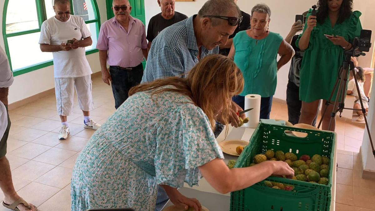 Sagrario Cabrera y Tomás González compitiendo en la fase final del Concurso de Pelada de Tunos, en el pueblo de La Matilla.  | | LP/DLP