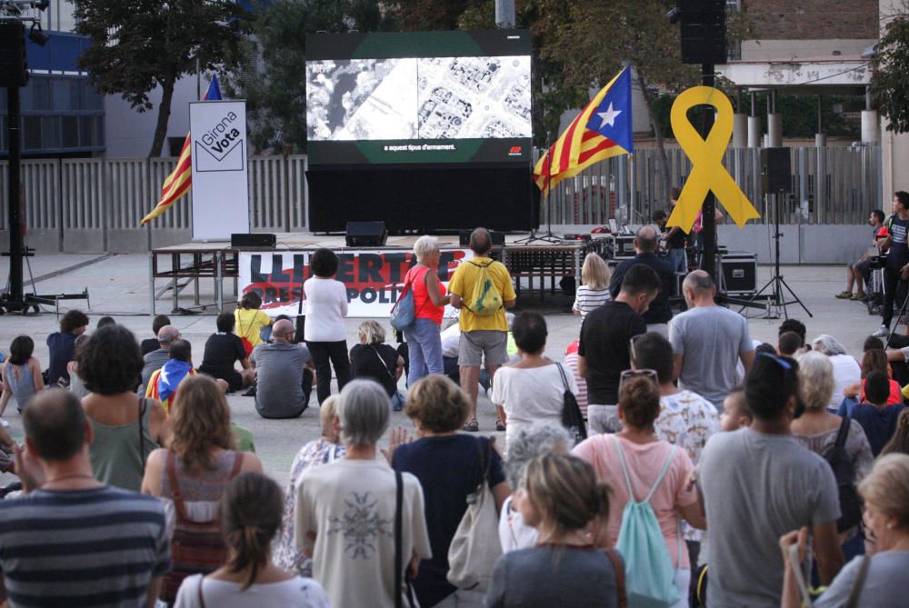 Concentració a la plaça de l''U d''octubre de Girona per l''aniversari del 20-S