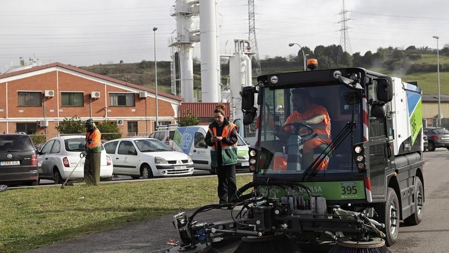 Operarios de Emulsa limpiando con una barredora.