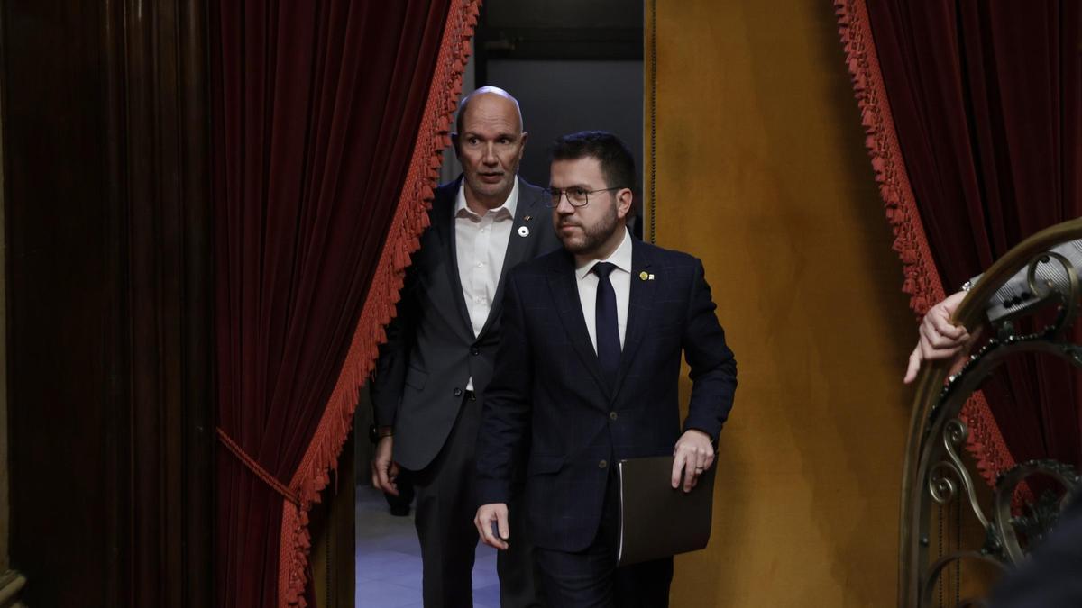 El president Aragonès y el conseller Mascort este martes en el Parlament.