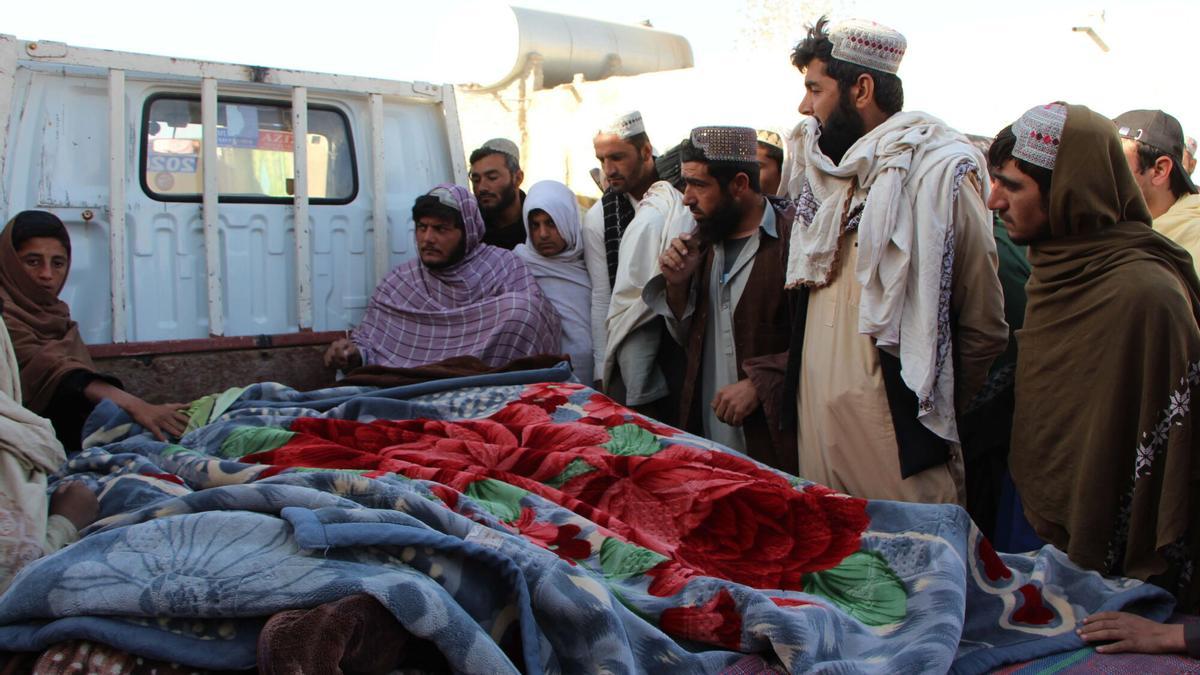 Cadáveres de víctimas de los ataques cruzados entre Afganistán y Pakistán en la población afgana de Spin Boldak este viernes.