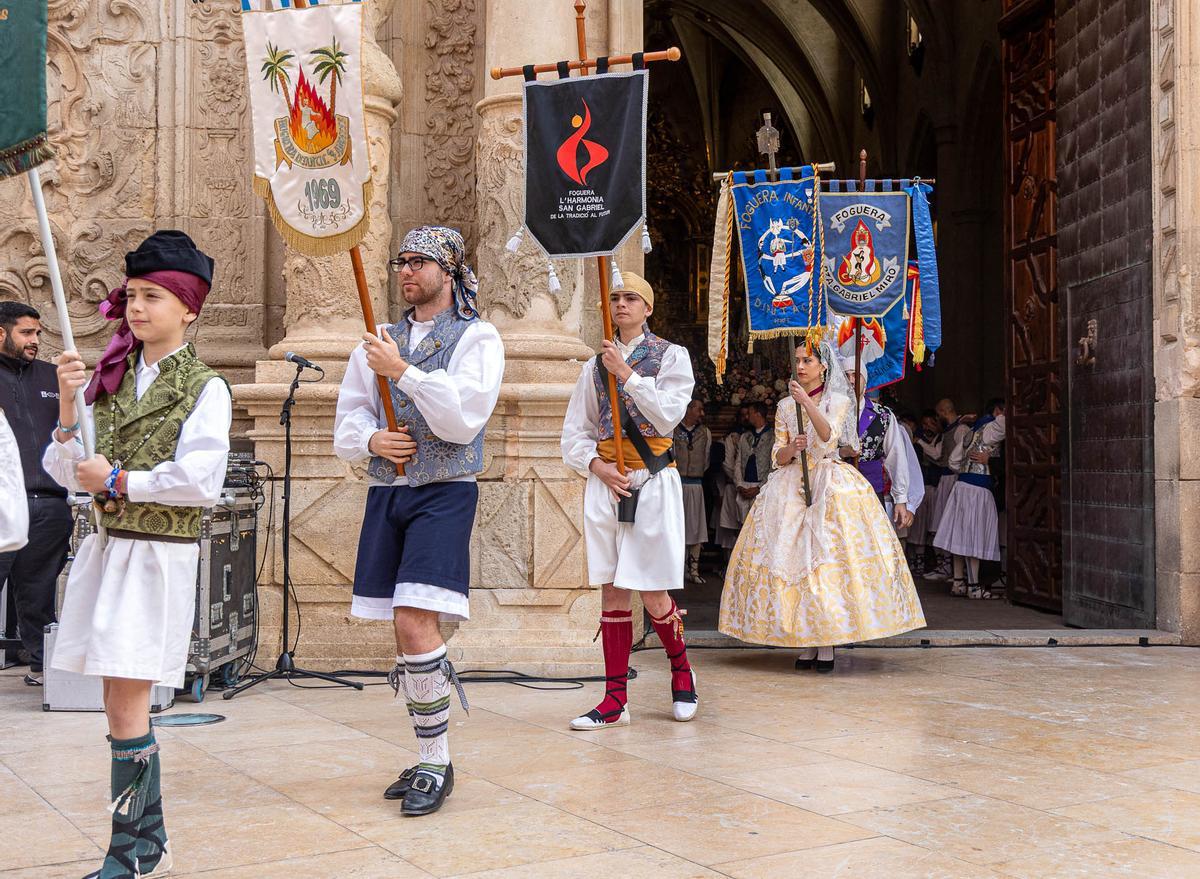 El Domingo de Resurreccion llena de luz las calles de Alicante