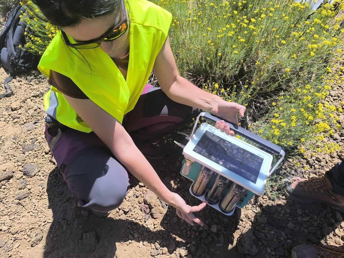 Lago de aire gélido en el Teide. Toma de muestras del proyecto Rebeca, de la Universidad de País Vasco