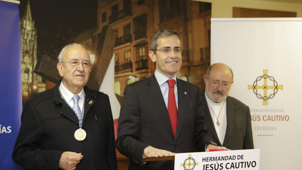 José Soler, Francisco Alperi y Javier Suárez, en la lectura del indulto del Cautivo.