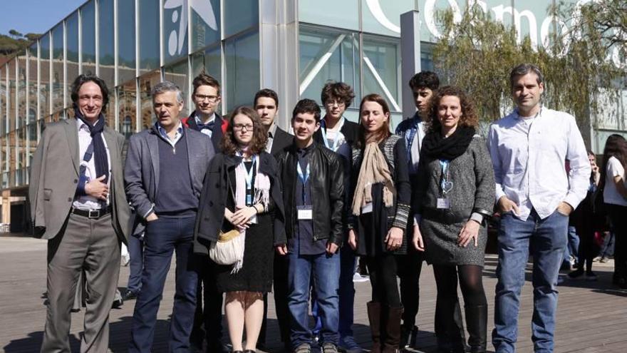 Los alumnos ayer en Cosmocaixa tras recibir el galardón.