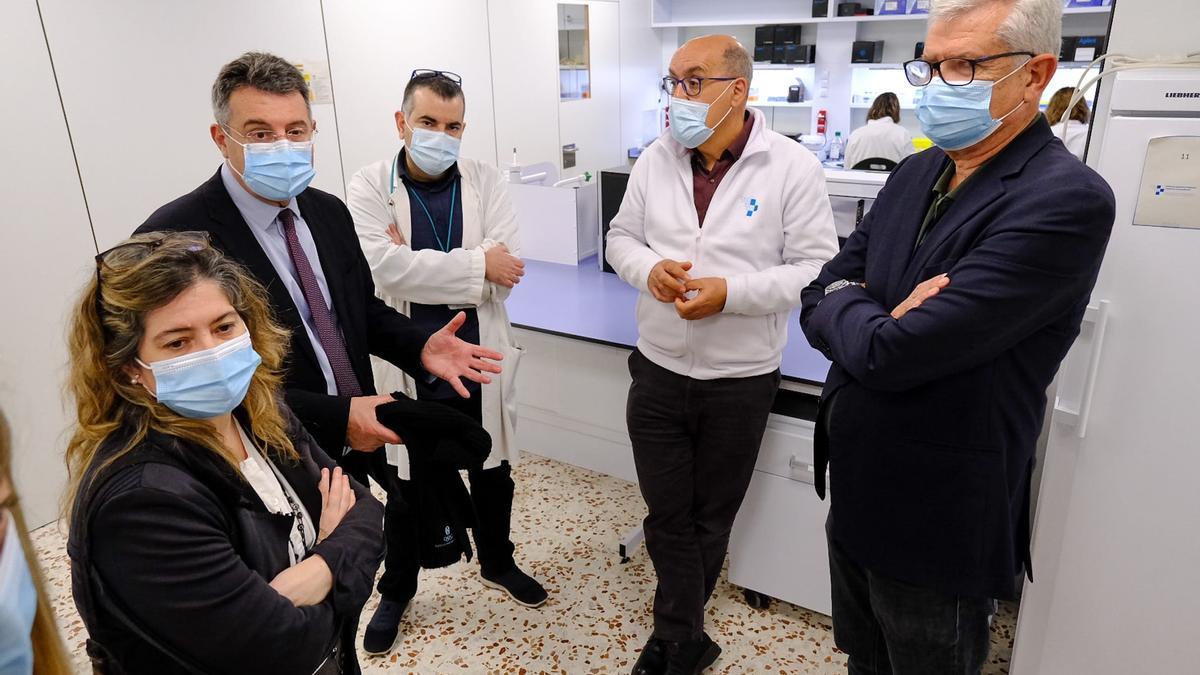 La visita a l'ampliació del laboratori clínic territorial de Girona, que ha guanyat 550 metres quadrats i ha ampliat la cartera de serveis