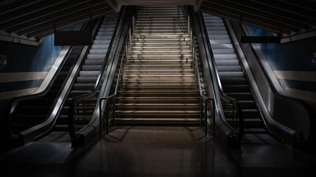 Foto de archivo de las escaleras de una estación de Metro de Madrid iluminadas con las luces de emergencia tras el apagón eléctrico del pasado 28 de abril.