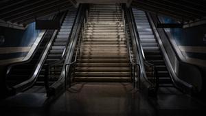 Foto de archivo de las escaleras de una estación de Metro de Madrid iluminadas con las luces de emergencia tras el apagón eléctrico del pasado 28 de abril.