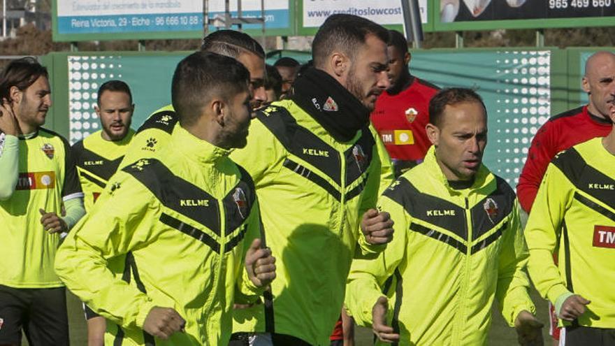 Los jugadores del Elche, durante un entrenamiento