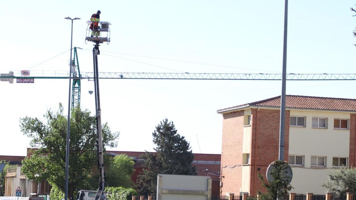 La colocación de las luminarias ha comenzado por la avenida Federico Silva.