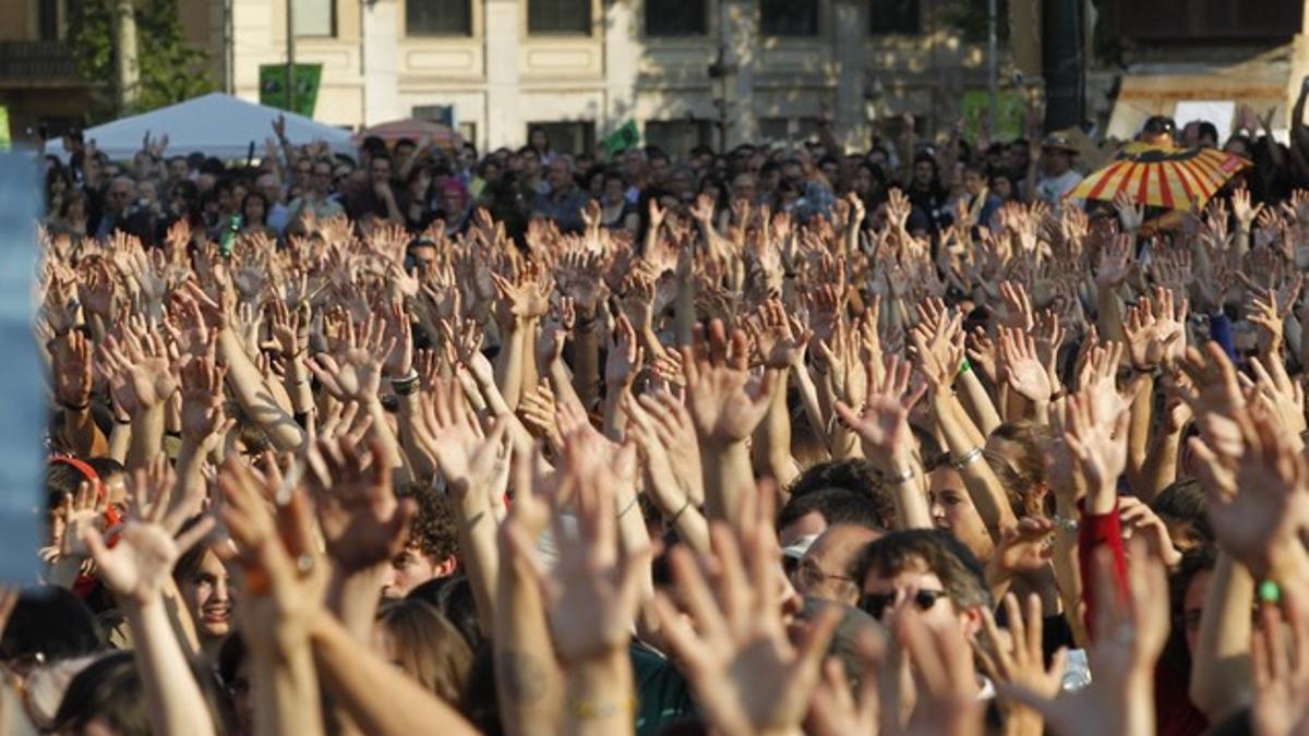 Los concentrados de la plaza de Catalunya 'aplauden' durante una asamblea de la tarde del sábado.