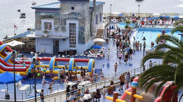 Vista del Club del Mar, con la piscina exterior que pertenece a la entidad. |   // VÍCTOR ECHAVE
