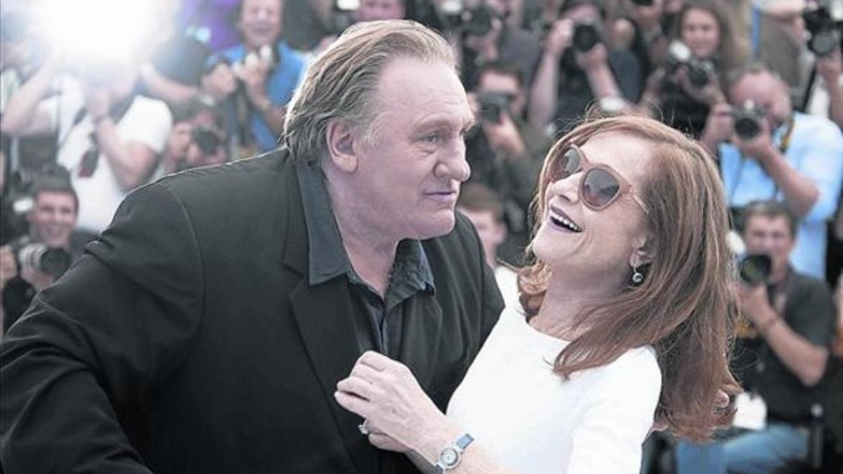 Gérard Depardieu e Isabelle Huppert, ayer en Cannes tras la presentación de 'El valle del amor'.