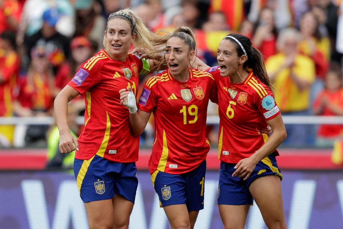 Las jugadoras de la selección de fútbol llegan como actuales campeonas del mundo.